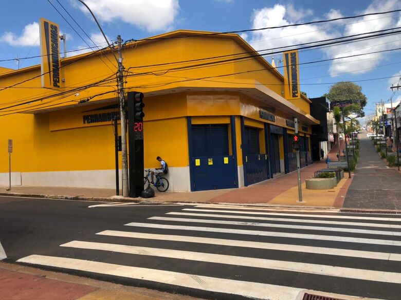 Lojas fechadas no Centro de São Carlos durante a fase vermelha - Crédito: São Carlos Agora