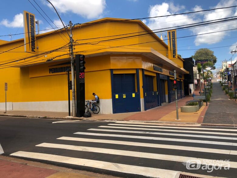 Lojas fechadas no Centro de São Carlos durante a fase vermelha - Crédito: São Carlos Agora