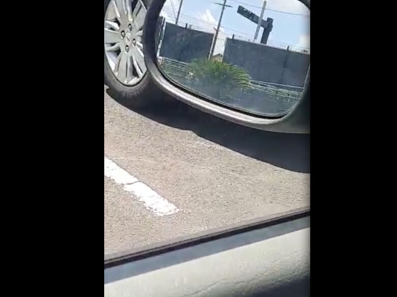 Vídeo gravado no estacionamento de atacado em São Carlos mostra vários carros com placas de Araraquara - Crédito: reprodução