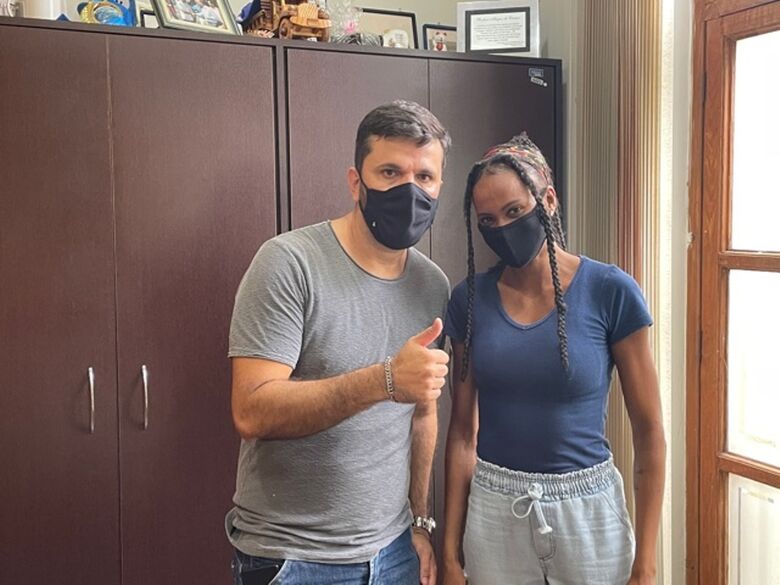 O vereador Rodson com a atleta são-carlense Jessica Roberti - Crédito: divulgação