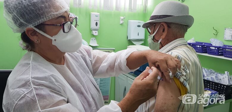 Idoso é imunizado no primeiro dia de vacinação em São Carlos - Crédito: divulgação/PMSC