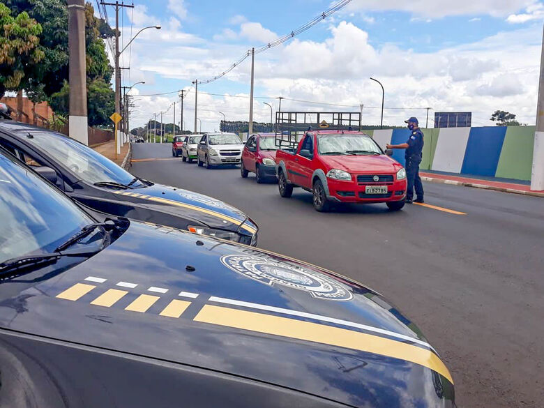Guarda Municipal de Ibaté faz blitz para orientar turistas da região -