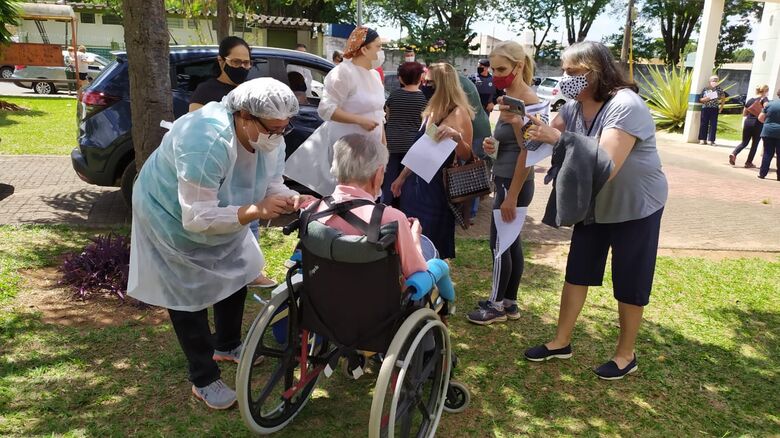 Idoso é vacinado contra a Covid-19 na UBS Vila São José - Crédito: Maycon Maximino