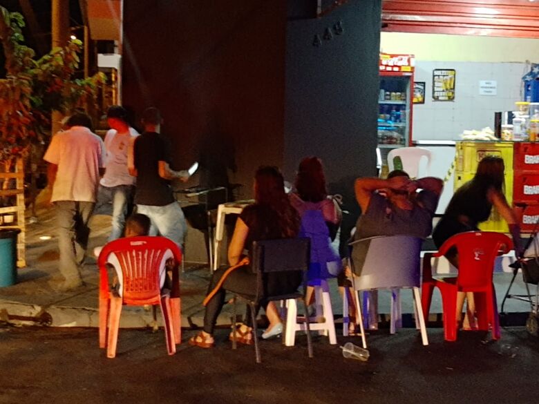 Bares são autuados pela força-tarefa nesta sexta-feira - Crédito: Prefeitura Municipal