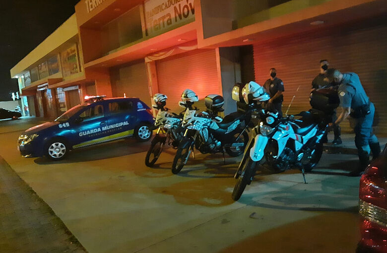 Equipes da Guarda Municipal e Polícia Militar durante ação de fiscalização - Crédito: divulgação