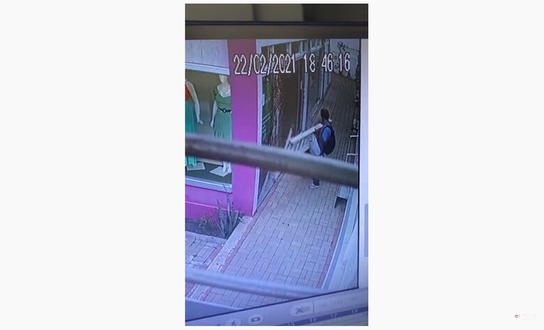 Ladrão furta escada de conjunto de lojas no Centro - Crédito: reprodução