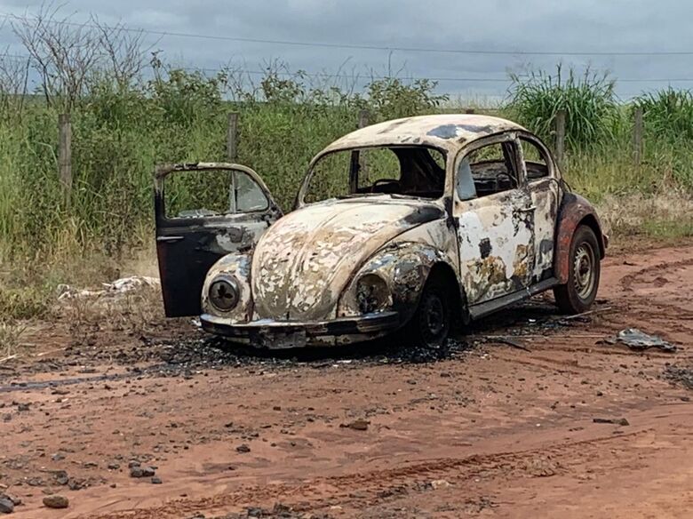 Corpo carbonizado foi encontrado dentro de Fusca - Crédito: divulgação