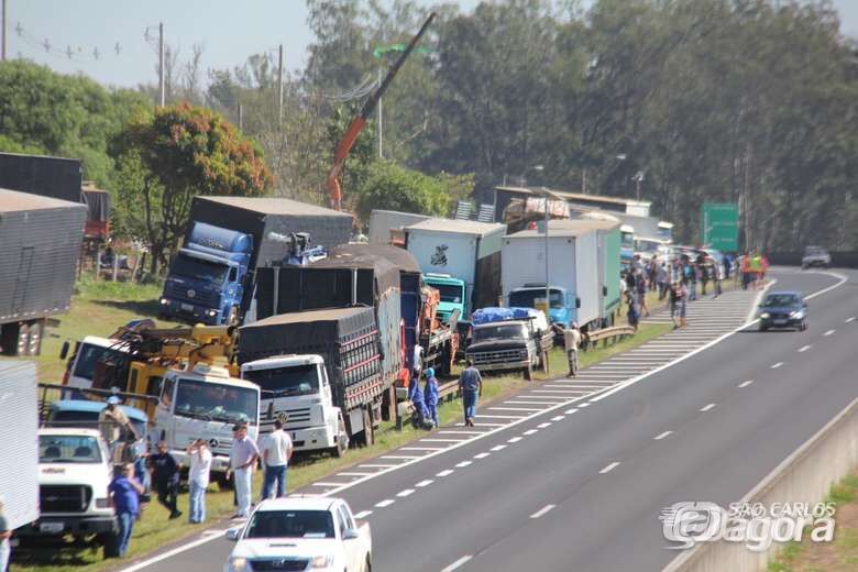 Caminhoneiros parados na SP-310 em São Carlos na greve de 2018 - Crédito: arquivo SCA