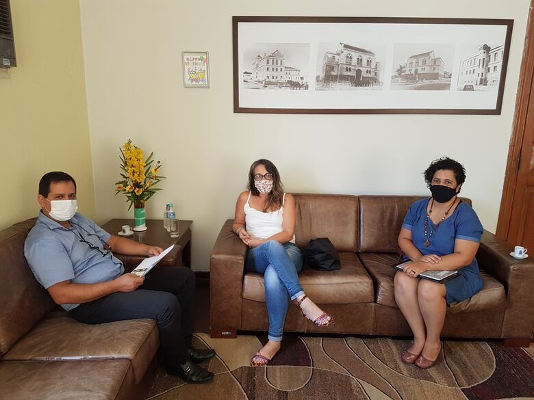 Presidente da Câmara Roselei Françoso com Ana Beatriz Sodelli e Tânia Castilho: em pauta, políticas públicas para infância e juventude - Crédito: Divulgação