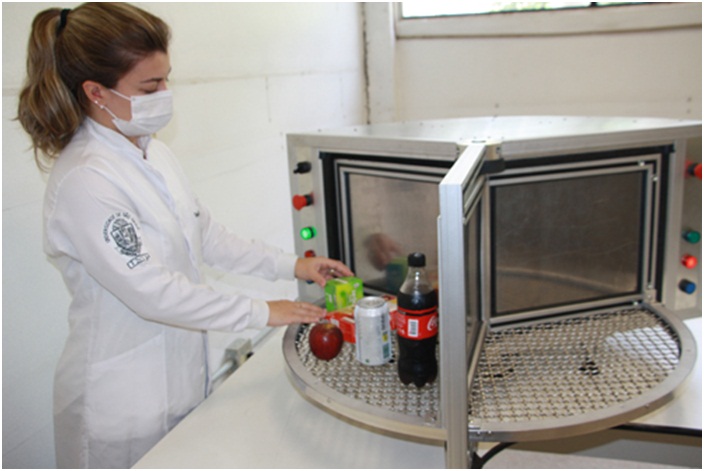Utilização do equipamento utilizado para descontaminação:Descontaminador para compras e pacotes com radiação ultravioleta (UVC), que pode ser facilmente instalado em supermercados, lojas, correios , empresas de delivery, ou mesmo em escritórios de alta ma - Crédito: divulgação