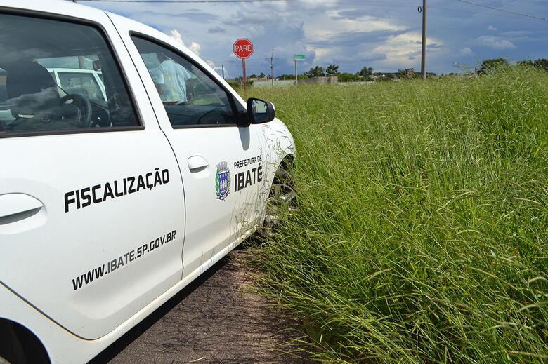Ibaté fiscaliza terrenos com mato alto - Crédito: divulgação