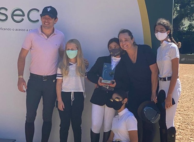 No centro, Luiza com o troféu de vice-campeã ao lado da mamãe Michelle Casale Fauvel de Moraes - Crédito: Divulgação