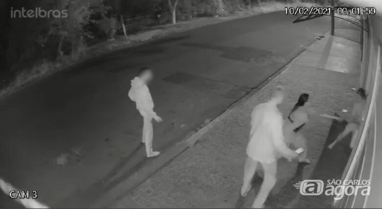 Câmera flagra mulher sendo espancada por vizinhos no Jd. Embaré - Crédito: divulgação