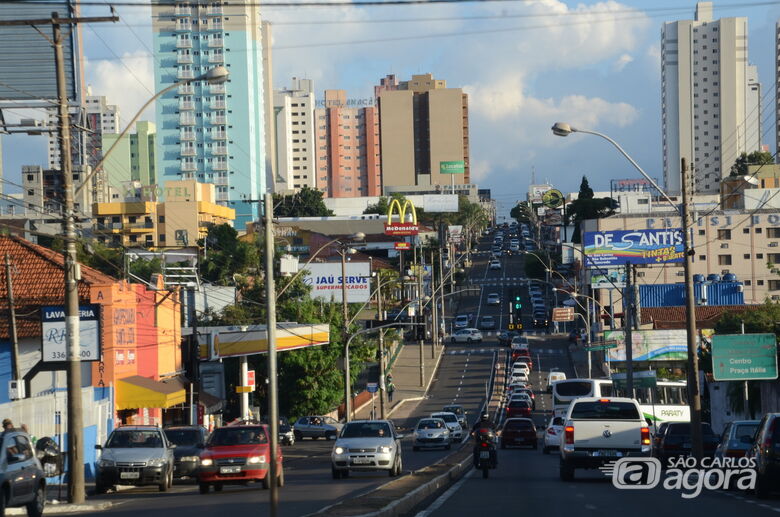 Movimentação na avenida São Carlos: cidade arrecadou quase R$ 48 milhões em Ipva - Crédito: arquivo SCA
