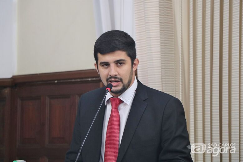 Vereador Bruno Zancheta, parlamentar mais jovem da Câmara Municipal, na tribuna da Casa - Crédito: Divulgação