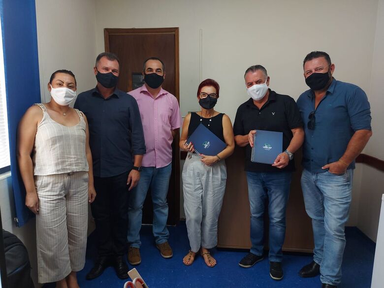 Momento em que a parceria era firmada entre Unicep e Prefeitura de Itirapina - Crédito: Divulgação