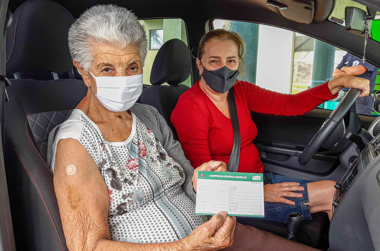 Idosa após ser vacinada em Ibaté - Crédito: divulgação