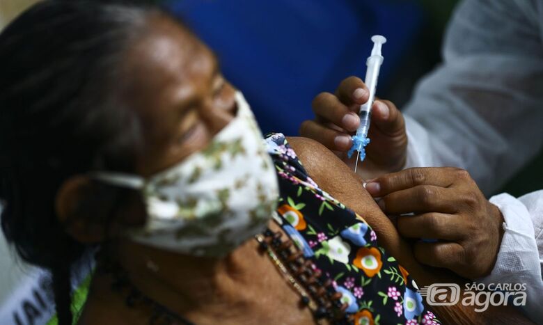 Idosa recebe a vacina contra a Covid-19 - Crédito: Agência Brasil