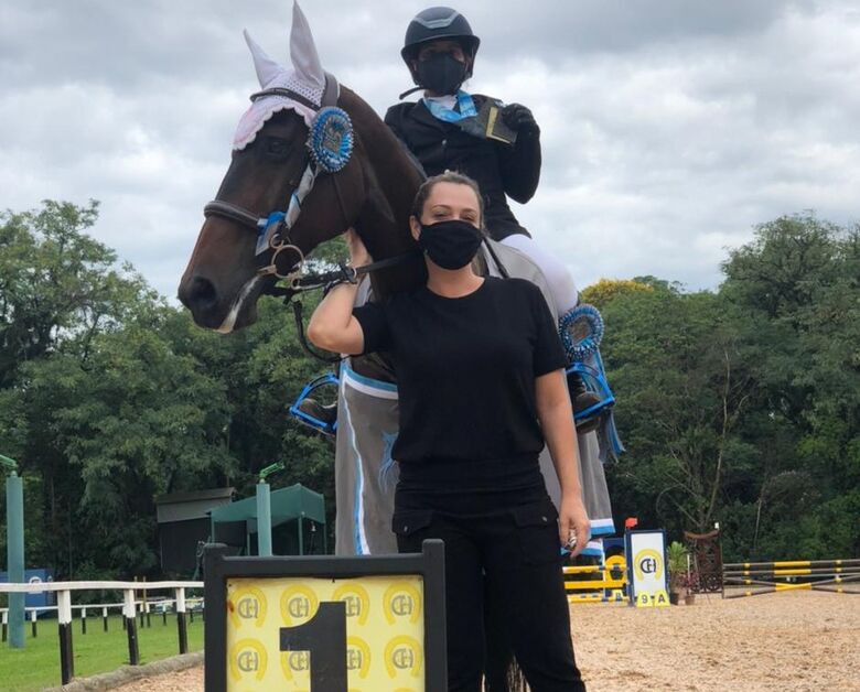 Luiza comemora o primeiro lugar após o primeiro dia de provas no Torneio de Verão - Crédito: Divulgação
