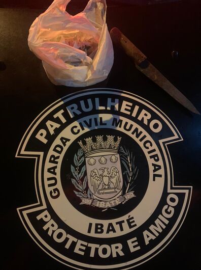 Drogas e faca são apreendidas em aglomeração de jovens, na pista de motocross, em Ibaté -