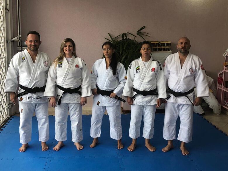 Atletas são-carlenses se preparam para a competição. Da esquerda para a direita: Christiano, Paula, Susan, Maria e Maurício - Crédito: Divulgação