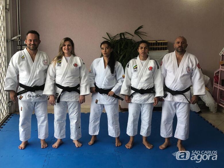 Atletas são-carlenses se preparam para a competição. Da esquerda para a direita: Christiano, Paula, Susan, Maria e Maurício - Crédito: Divulgação