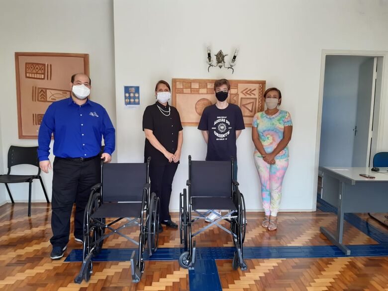 Secretaria Municipal da Pessoa com Deficiência e Mobilidade Reduzida recebem doação de cadeiras de rodas -