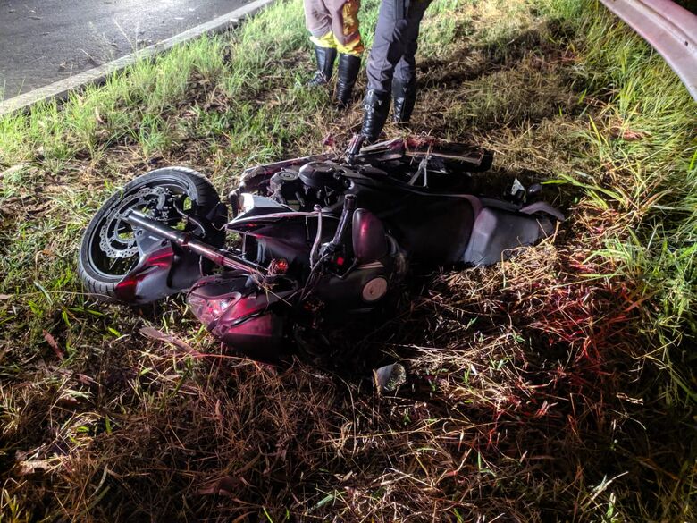 Motociclista "voa" sobre guardrail, caindo de uma altura de 7 metros - Crédito: Maycon Maximino