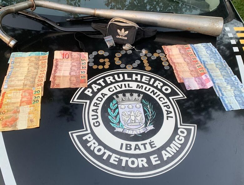GM apreende drogas e dinheiro em praça de Ibaté - Crédito: Divulgação