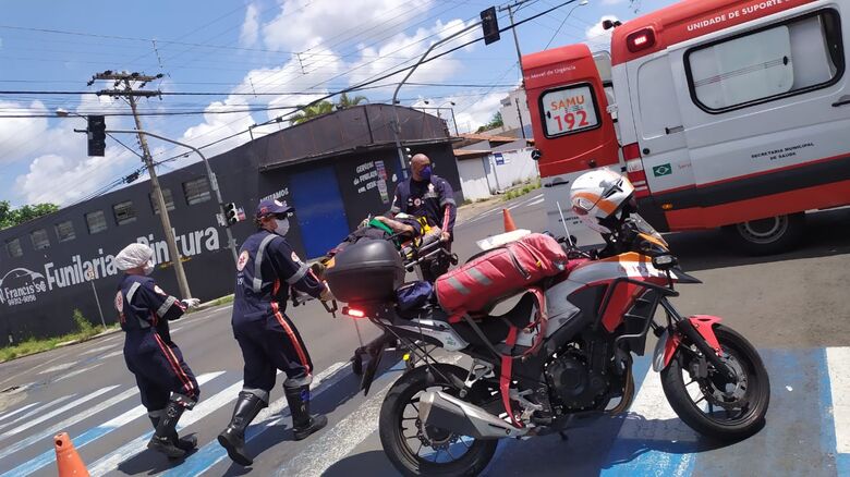 Motociclista foi socorrido à Santa Casa com dores nas costas, nas pernas e escoriações - Crédito: Maycon Maximino