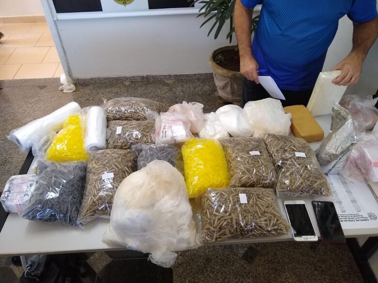 A droga que estava no porta-malas do Uno e foi apreendida pela PM - Crédito: Divulgação