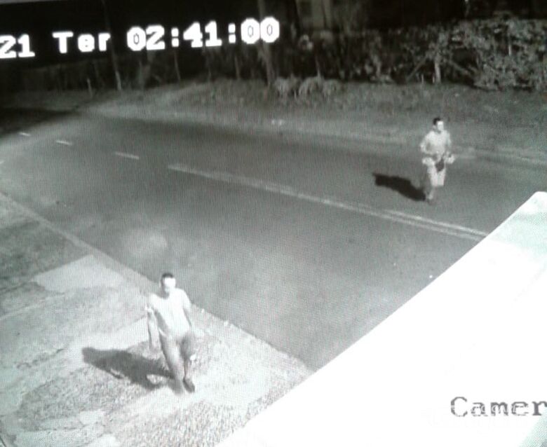 A dupla foi flagrada por câmeras de segurança após tentativa do furto - Crédito: Divulgação