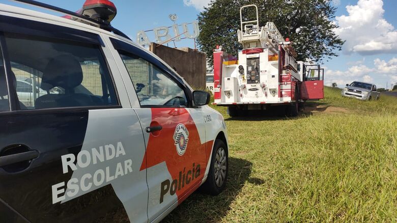 Carro estavam em uma área particular às margens da SP-215 - Crédito: Maicon Ernesto