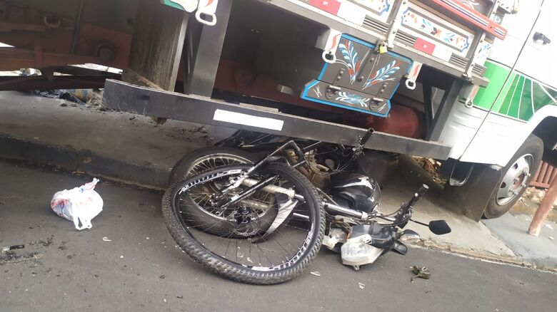 Moto e bicicleta embaixo do caminhão que colidiu contra o muro de uma casa: um homem sofreu ferimentos graves - Crédito: Maycon Maximino