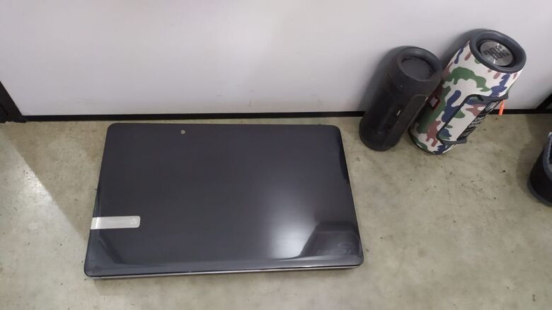 O notebook, os celulares e as caixas de som que seriam furtadas - Crédito: Maycon Maximino
