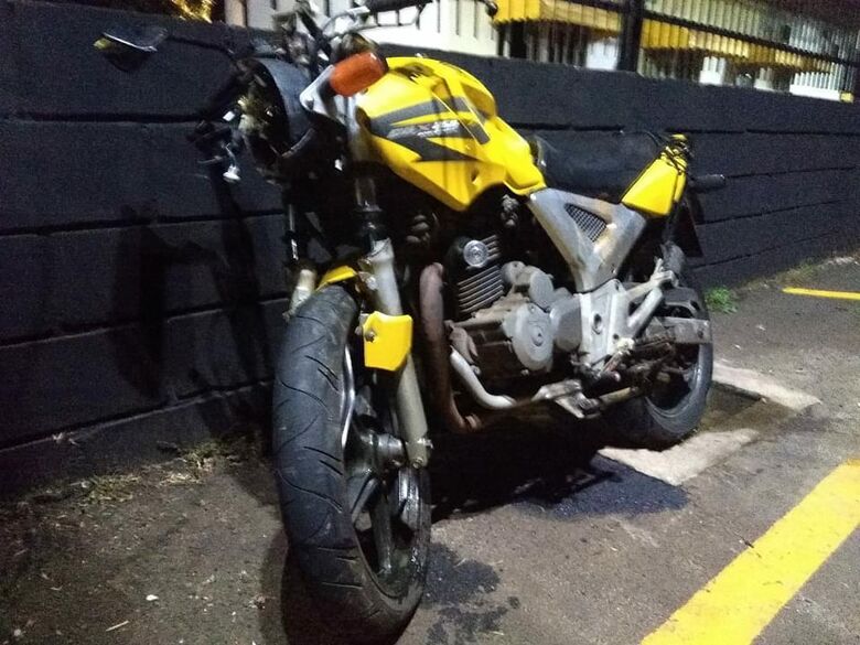 Após colisão, moto ficou destruída. Vítima morreu no local - Crédito: Colaborador/SCA