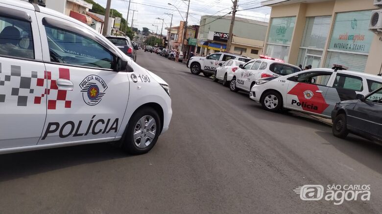 Movimentação policial chamou a atenção da população. - Crédito: Maycon Maximino