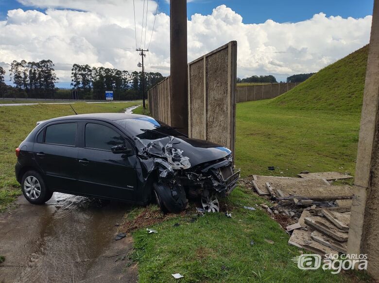 Motorista bate carro em muro e abandona o veículo pelo local - Crédito: Maicon Ernesto