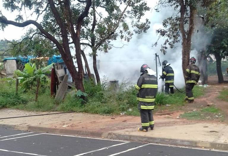 Corpo de Bombeiros foi acionado para combater as chamas - Crédito: Whatsapp SCA - 99963-6036