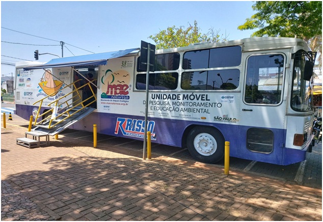 O Laboratório Itinerante da USP( ônibus equipado) em parceria com a ONG Mãe Natureza com o Projeto “Educando sobre as Águas”. O laboratório foi construído por pesquisadores do Centro de Pesquisas em Óptica e Fotônica – CEPOF, sediado no Instituto de Físic - Crédito: divulgação
