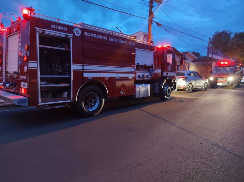 Ocorrência mobilizou três equipes do Corpo de Bombeiros - Crédito: Maicon Ernesto