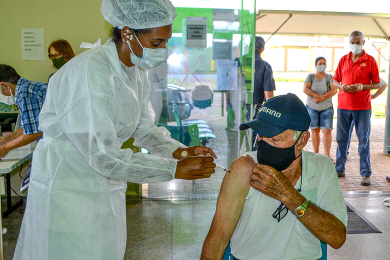 Ibaté aplica 2ª dose da vacina em idosos de 77 a 79 anos ou mais nesta quinta-feira -