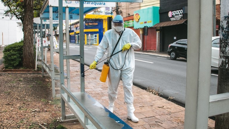 Sanitização de locais públicos por equipes do Exército - Crédito: divulgação