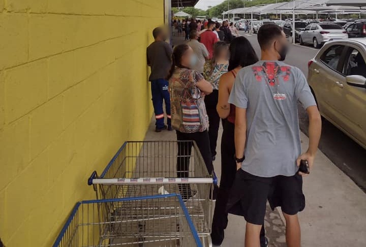 Imagem que circula nas redes sociais mostra fila enorme em atacadista da cidade - Crédito: Redes sociais