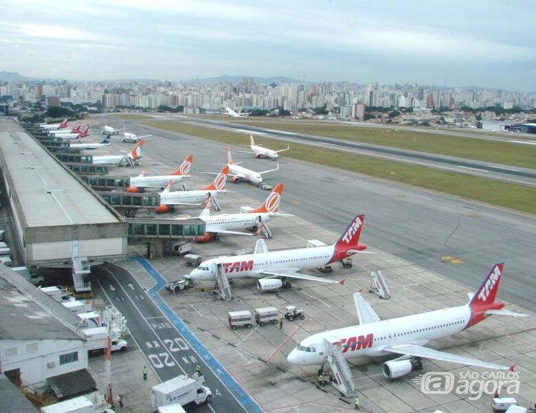 Pessoas que moram ao redor de aeroportos ainda sofrem com o barulho provocado pelos aviões. No Brasil, os principais atingidos são os vizinhos do aeroporto de Congonhas, na capital paulista - Crédito: Infraero