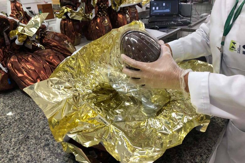 Ipem-SP diz que é preciso estar atento às indicações de peso e quantidade, bem como à qualidade dos brinquedos que, em alguns casos, acompanham esses produtos sazonais - Crédito: Divulgação