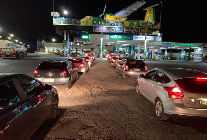 Fila gigante se formou no Posto Bambina, na rodovia Washington Luis - Crédito: divulgação