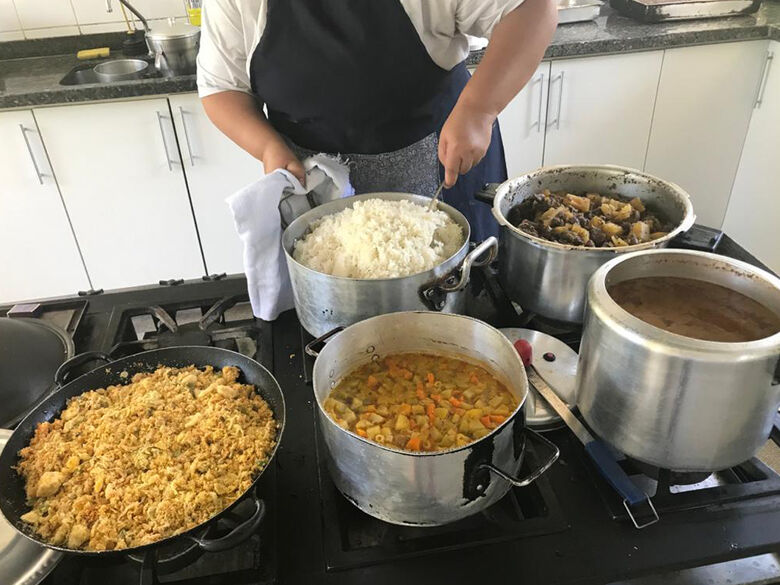 Ao todo são preparadas, por dia, cerca de 100 refeições principais, além de café da manhã, lanche da tarde e ceia - Crédito: Divulgação