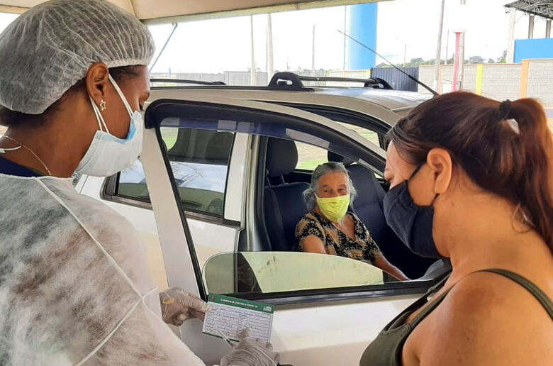 Idosa é vacinada no sistema drive-thru - Crédito: divulgação