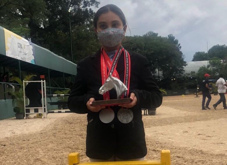 Luiza com o troféu de vice-campeã em competição realizada pela Hípica Santo Amaro - Crédito: Divulgação